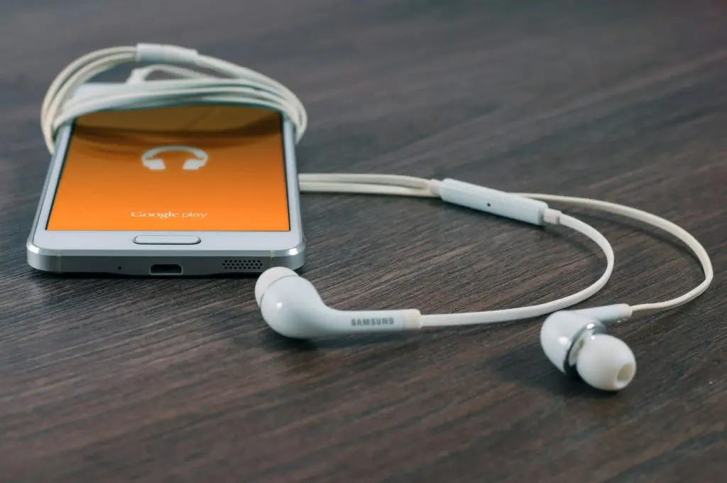 smartphone-et-ecouteurs-earbuds
