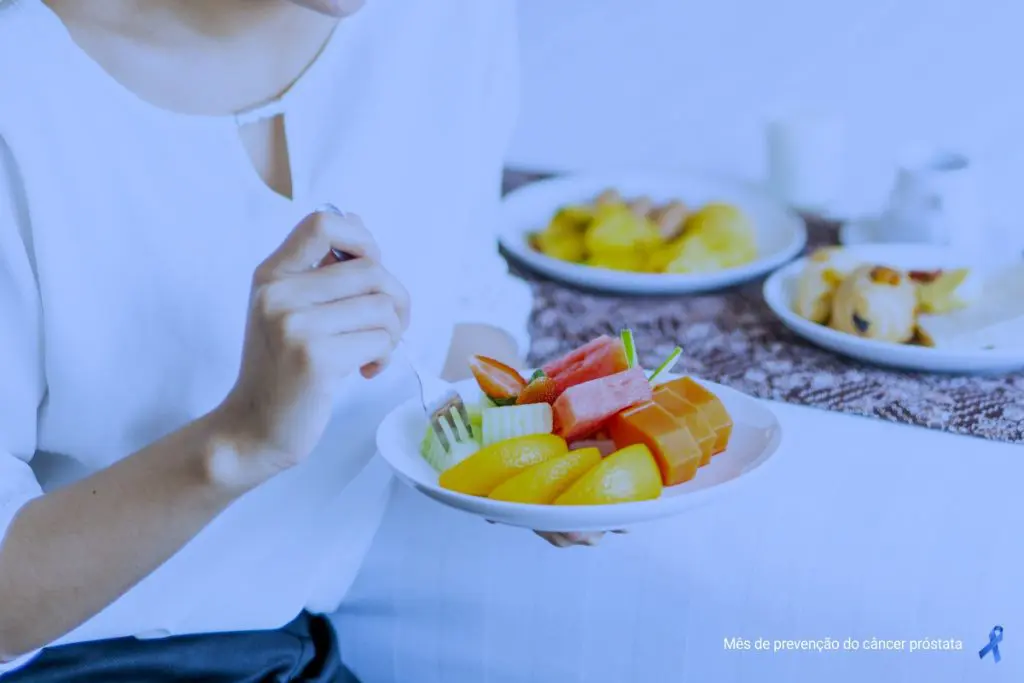Comendo vários tipos de fruta