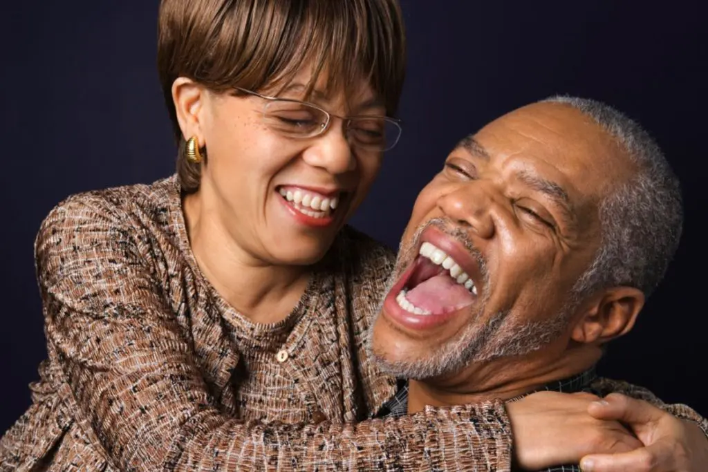 Casal de meia idade feliz